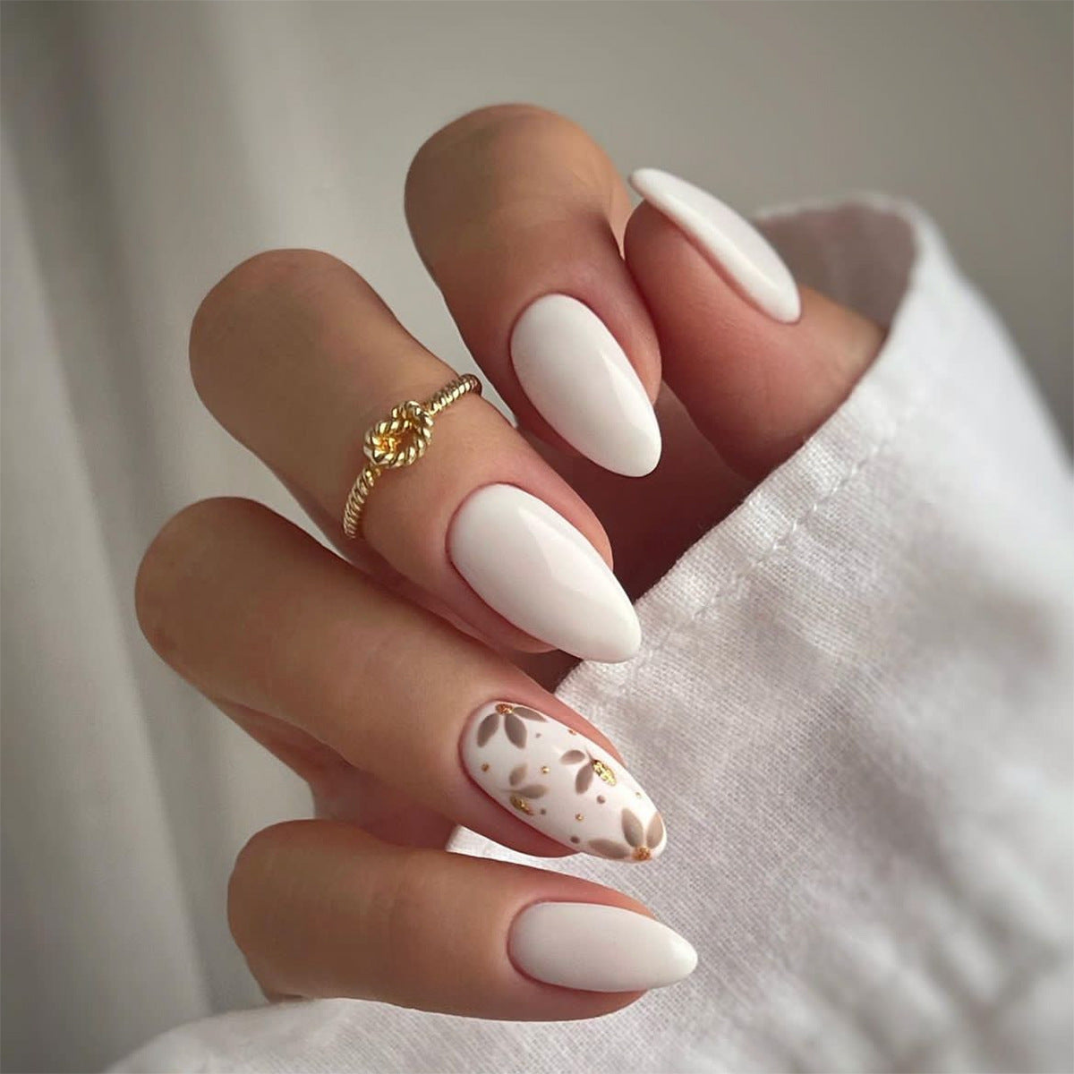 EYESFAV Timeless Beauty Nails